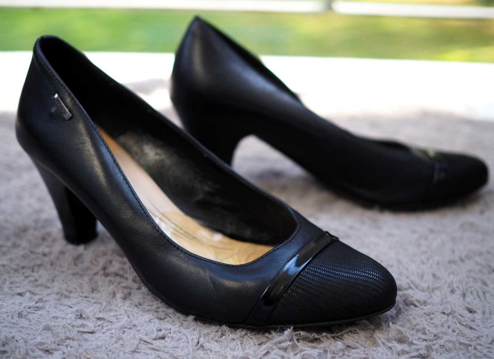 Wygodne, skórzane czółenka damskie od Lasocki. R. 39, czarne. Zadbane!