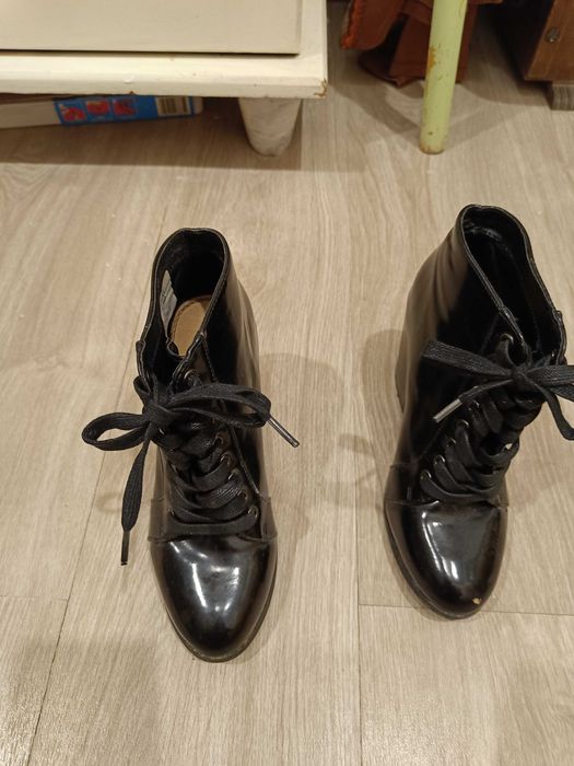 Botins em verniz preto