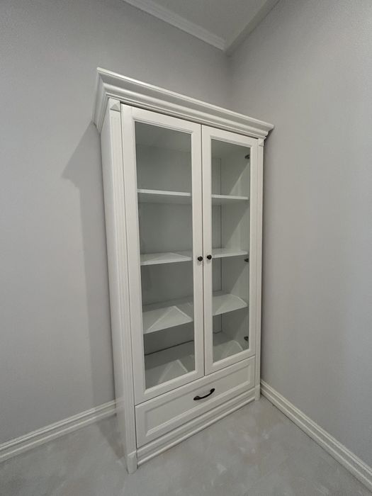 Сервант білого кольору