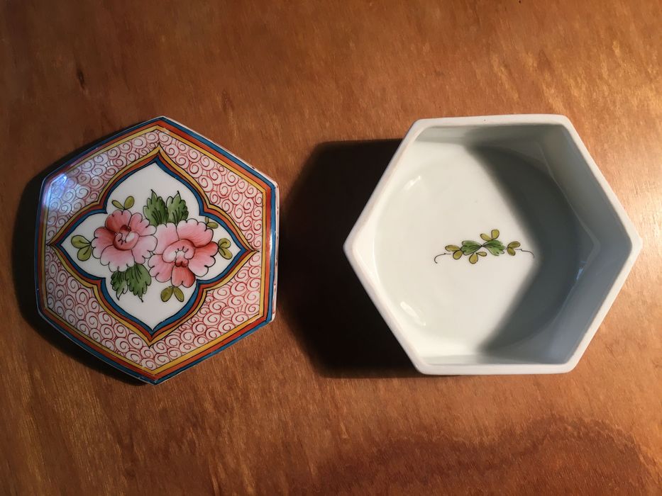 LIMOGES FRANCE - hexagonal, antiga, c/ pint. á mão e interior, 11x5 cm