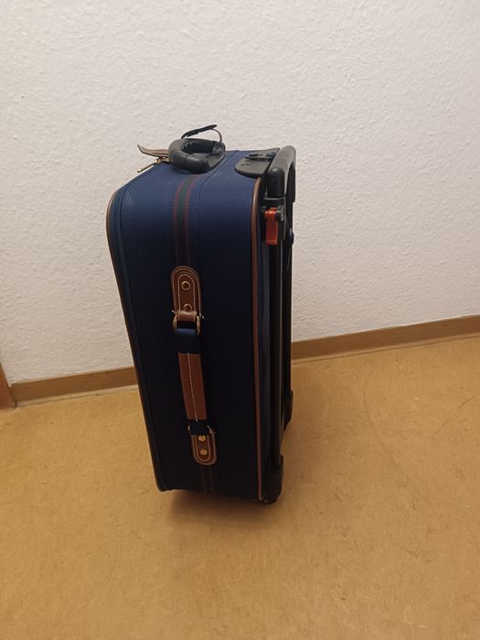 Чемодан средний ,новый 55*35*18см