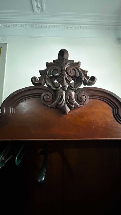 Guarda Fatos em madeira maciça do sec. XIX, com espelho