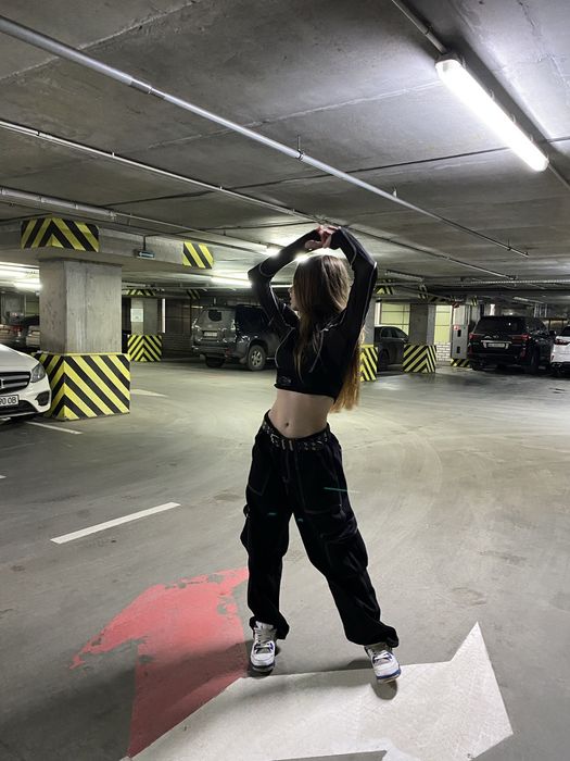 Широкие джинсы с  белой строчкой