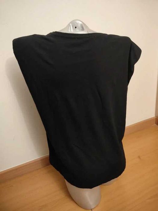 t-shirt da marca BB Co é uma peça de vestuário preta com uma estampagem metálica