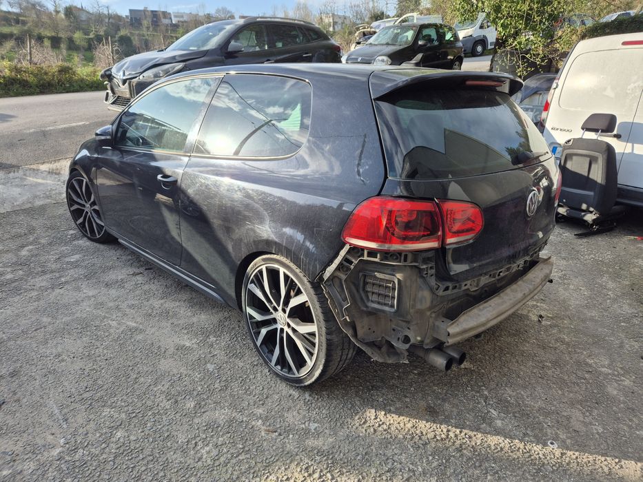 VW Golf GTD - 3 portas - batido roda traseira