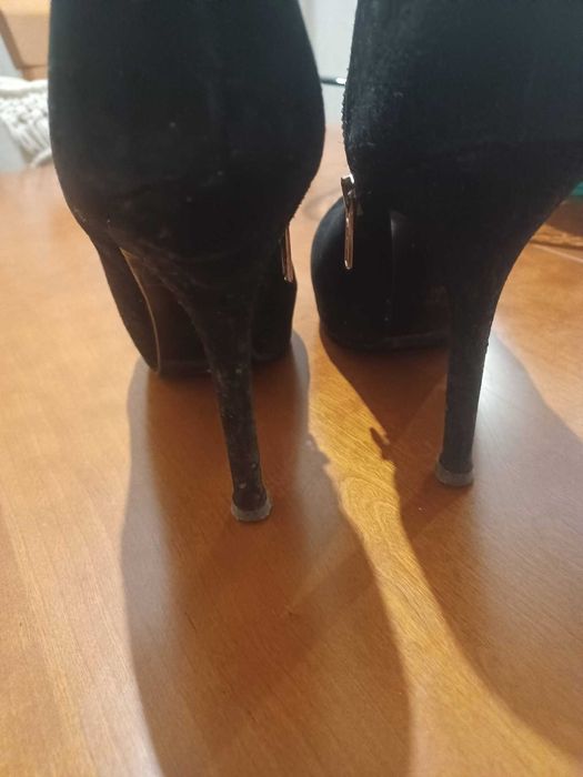 Botins camurça pretos compensados da Zara