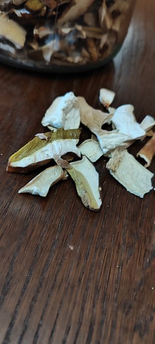 Сушені гриби у скляній банці. Натуральний продукт, зібраний вручну. Ід