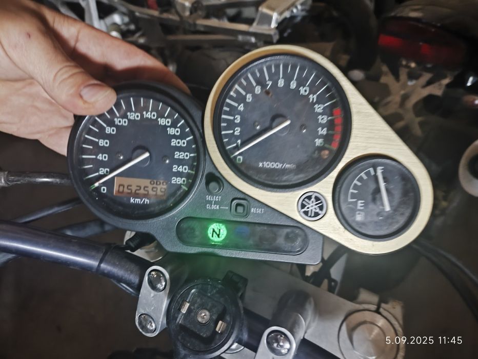 Yamaha fzs 600  lusterka szyba stelaże wypelnienia licznik