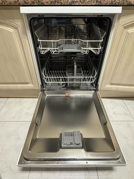 Maquina de lavar loiças Bosh semi-nova