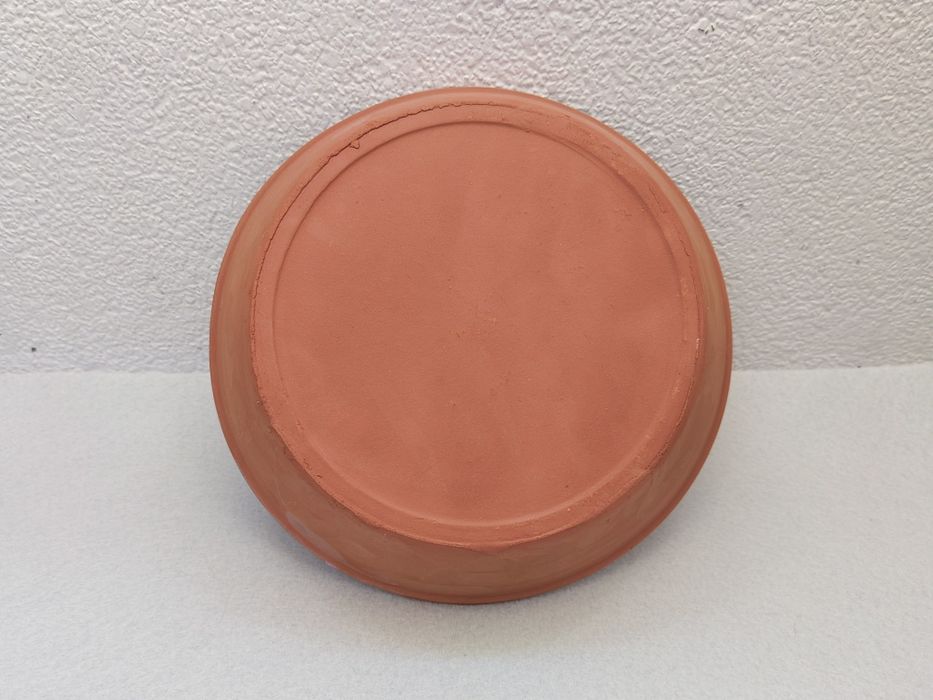 Prato de barro, interior pintado e vidrado, 24cm