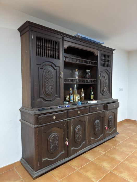 Aparador / móvel antigo em madeira maciça – estilo colonial