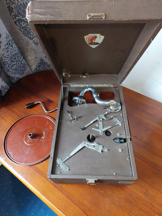 Патефон ПТ-3 проигрователь виниловых пластинок механический.