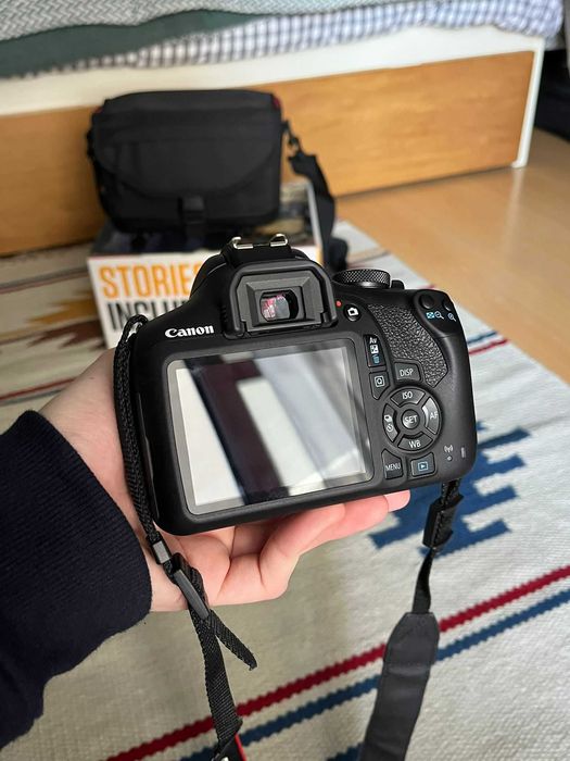 Câmara Canon EOS 2000D