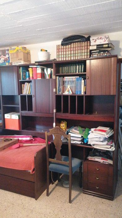 Conjunto de Quarto Completo com cama/gavetão e Estante em Madeira