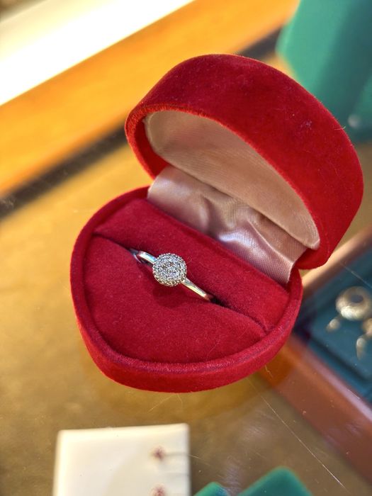 Złoty pierścionek z brylantami