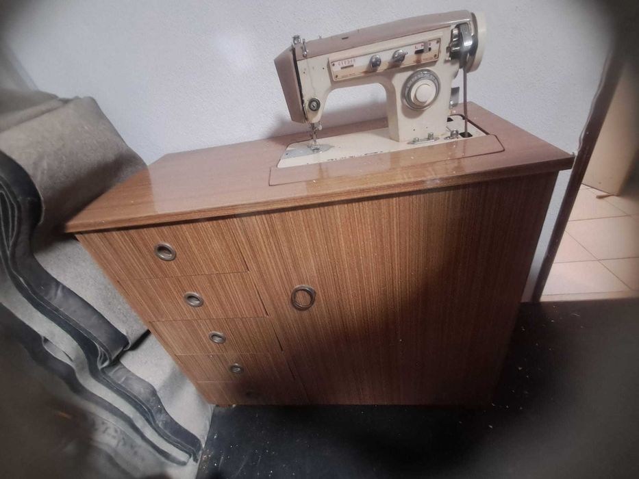 Máquina de costura elétrica