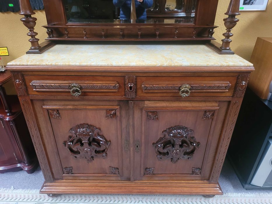 Enorme móvel antigo em madeira maciça com tampo em pedra e es