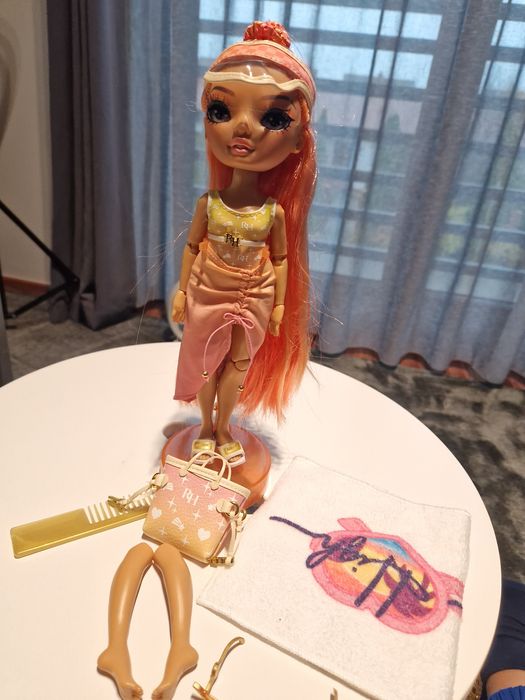Lalka Rainbow High plażowa pomaranczowa
