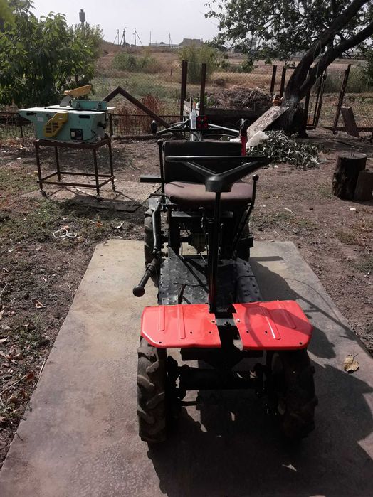 Мотоблок з переднім рульовим адаптером.