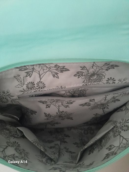 М'ятного кольору сумочка