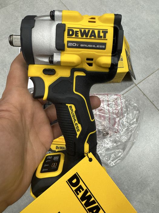Комплект безщітковий гайковерт Dewalt DCF921 1/2 20v. 610Нм. USA