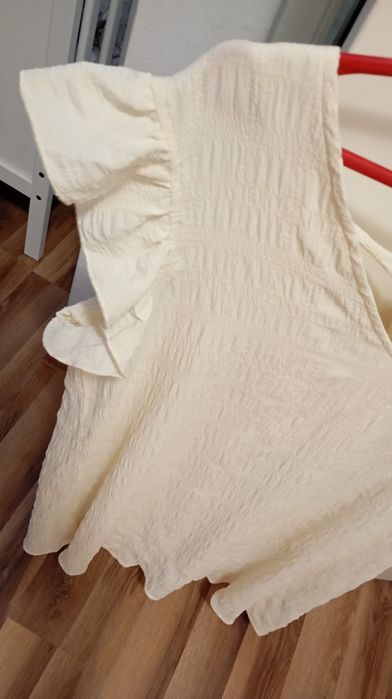 Śliczna kremowa sukienka z falbanka typu muślin L