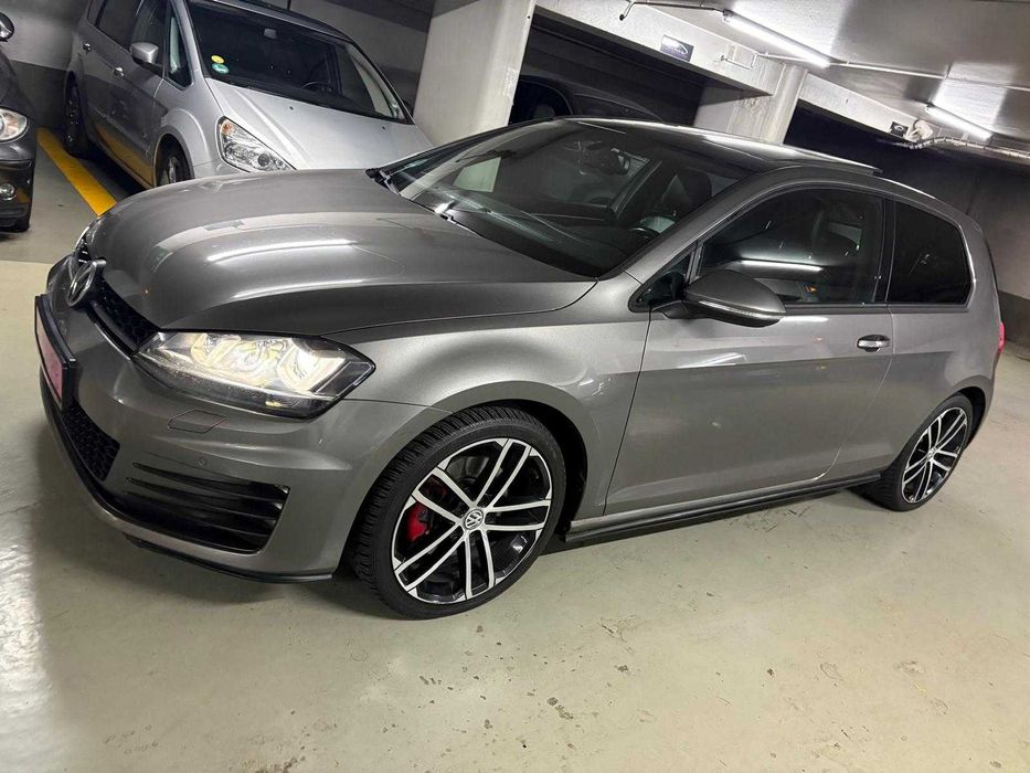 Golf 7 GTD 184 cv - Estofos em pele / Dynaudio / Jantes 18/ Teto de abrir / DCC / Engate de reboque - 1.º Dono