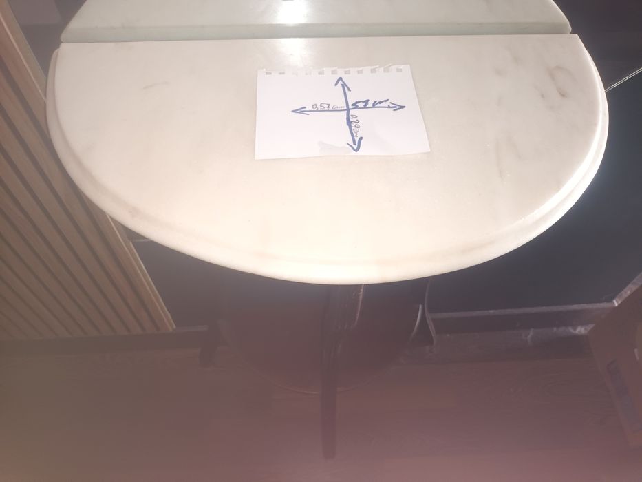 Vendo mesa de entrada com tampo em mármore meia lua.