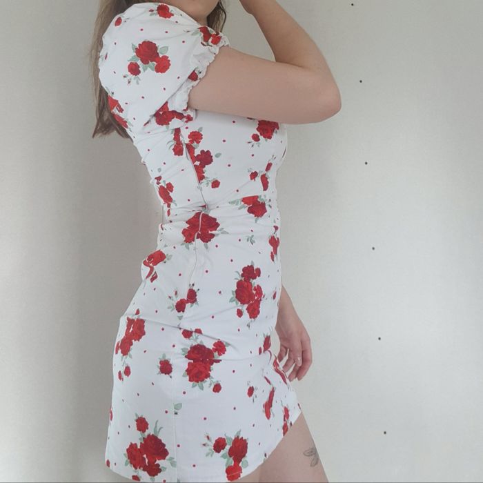 Biała sukienka w róże