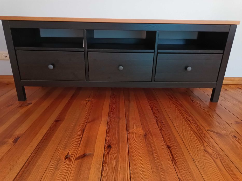 Komoda pod telewizor, 3 szuflady i półki, producent Ikea Hemnes.
