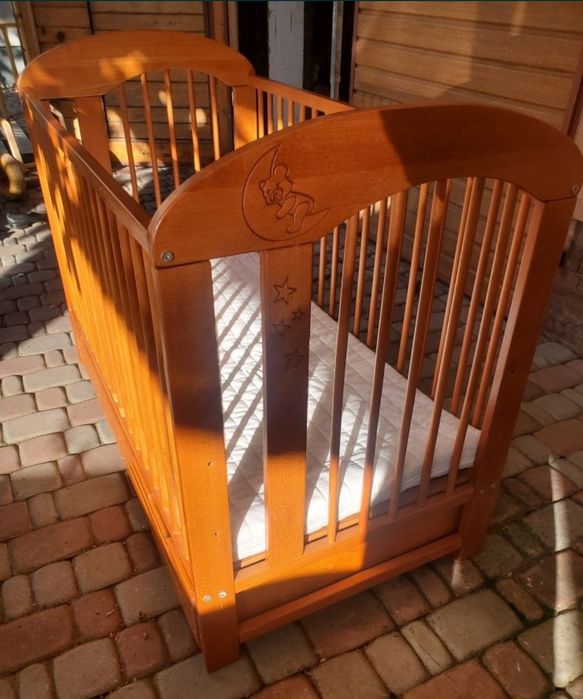 Дитяче ліжко з матрасом 125см×,65см з натурального дерева.