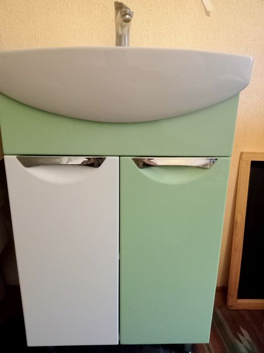 Тумба з раковиною, змішувачем та шлангами та дзеркало