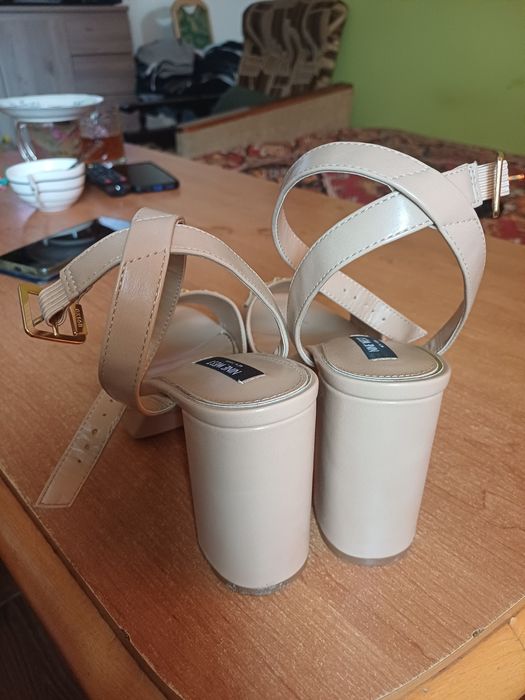 Sprzedam buty na słupku