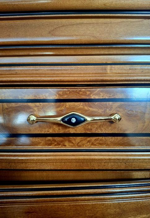 Aparador com Espelho em Madeira Maciça de Cerejeira – Estilo Clássico