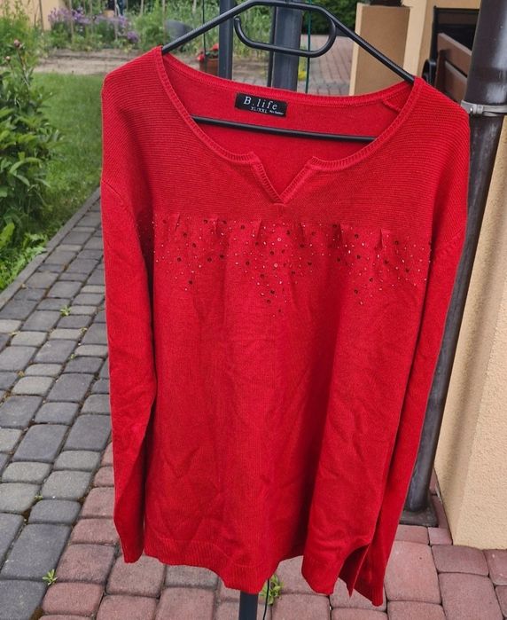 Sweter czerwony ozdobionymi delikatnymi cekinami