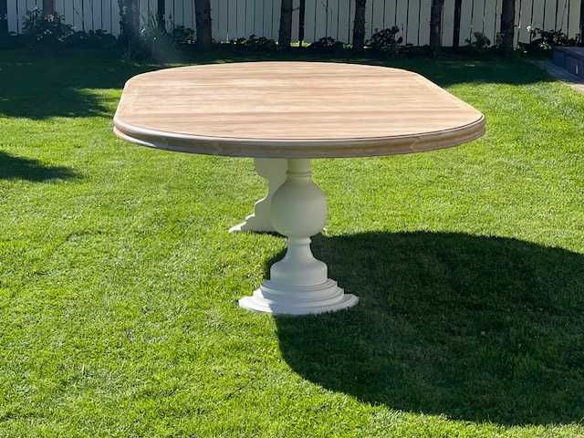 Duży dębowy, okrągły stół rozkładany z białą nogą