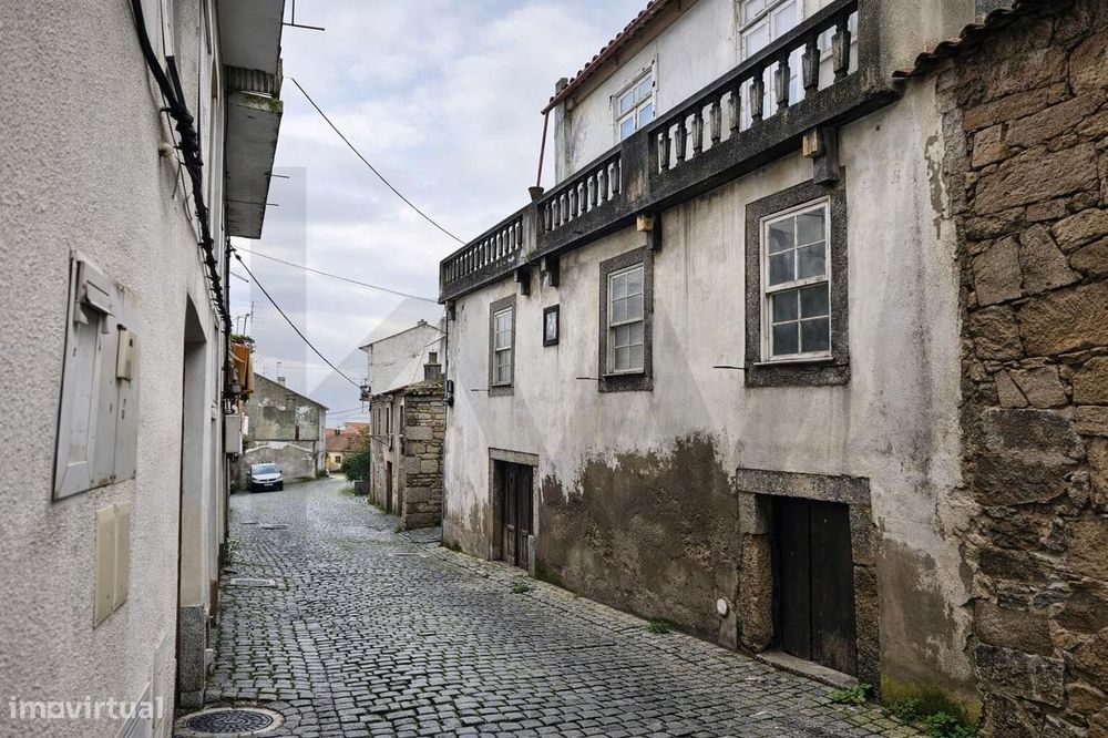 Moradia Tradicional com Antiga Adega para Reabilitação no Centro Histó — Mêda, Outeiro De Gatos E Fonte Longa, Guarda