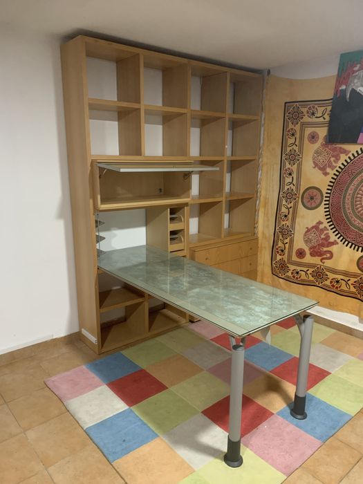 Escritorio com muita arrumação