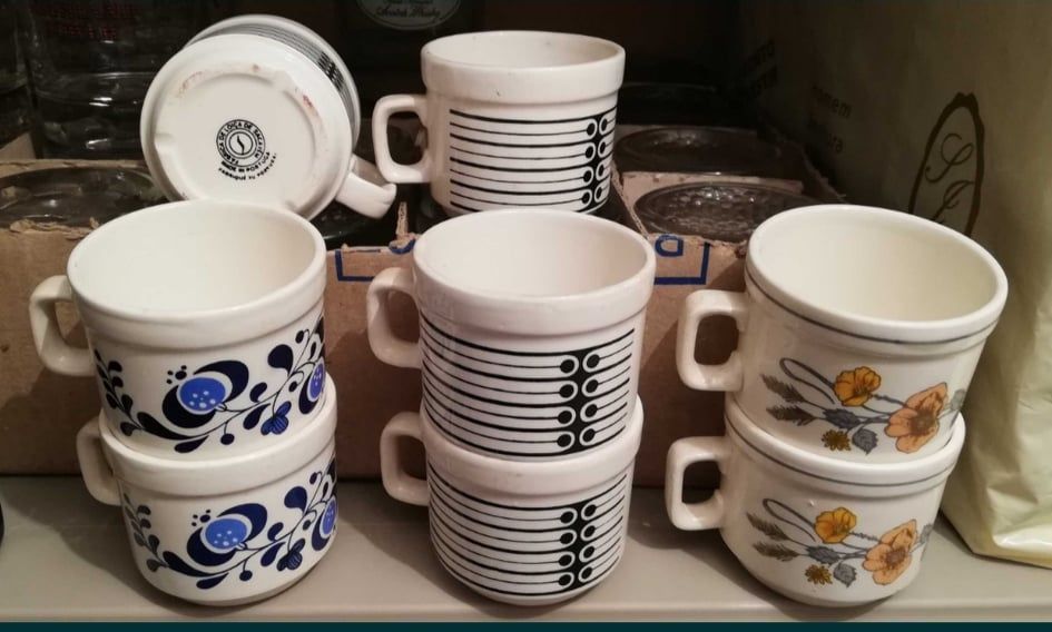 Decorative items: various crystals, jugs, plates..64750810366081125