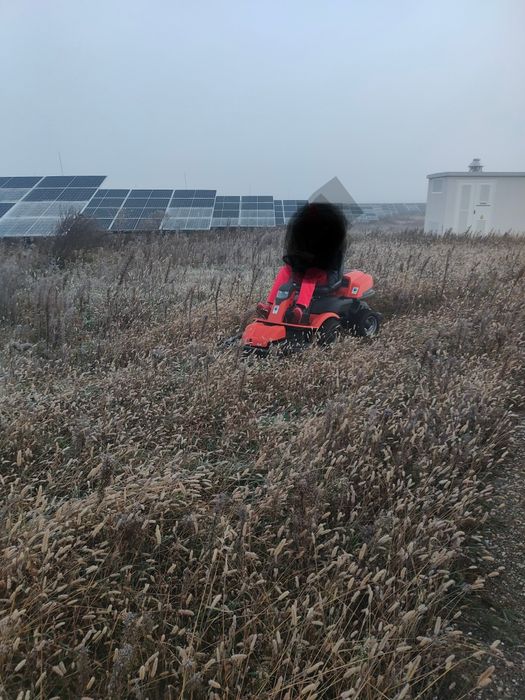 Koszenie farm fotowoltaicznych trawy nieużytków paneli