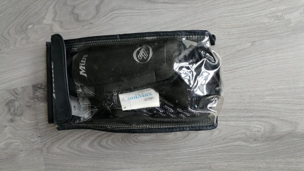 Nowe ochraniacze piłkarskie Mitre Titanium Pro z systemem CoolMax
