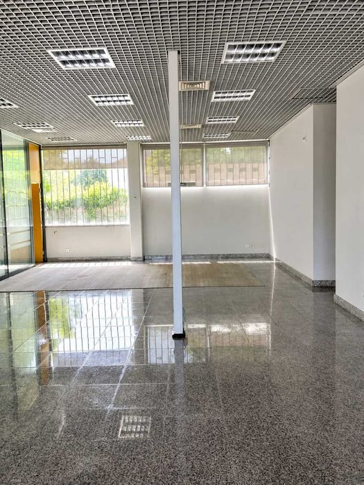 Prédio para Serviços e Comércio com 381 m² de Área - Excelente Localização em Carrazeda de Ansiães