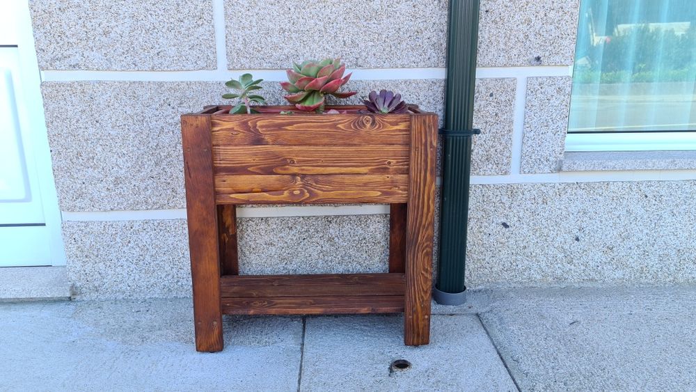 Vasos e canteiro de jardim / Decoração