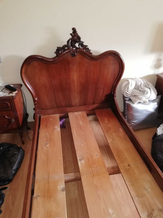 Cama de solteiro, antiga mas em bom estado