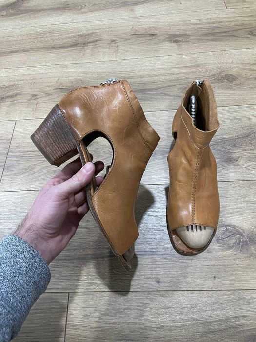 Жіночі шкіряні сандаліі фірми moma оригінал