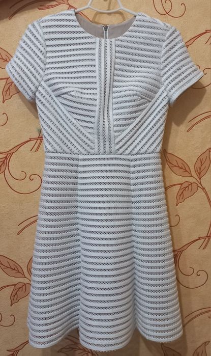 Біле плаття для дівчини