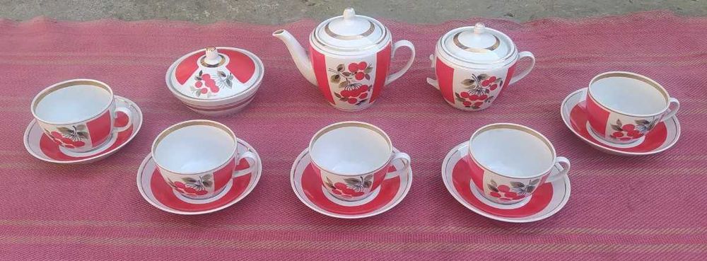 Продаются сервизы, салатницы, сахарницы, вазы, графины.