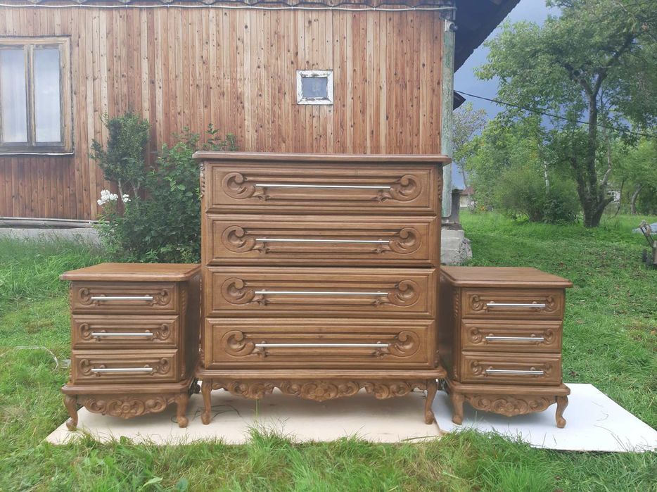 Продається  різьблене ліжко,тумбочки,комод  з масиву дерева,дуба.