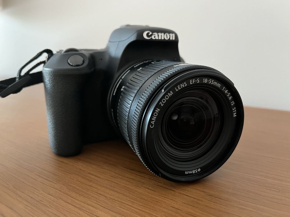 Máquina Fotográfica Canon EPS 200D + Objectiva + Acessolórios