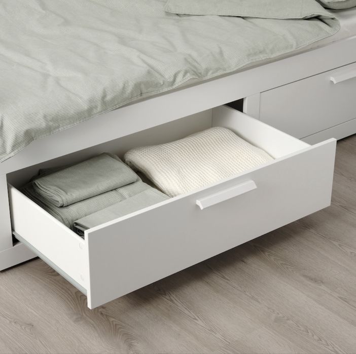 Cama branca 80 por 200cm